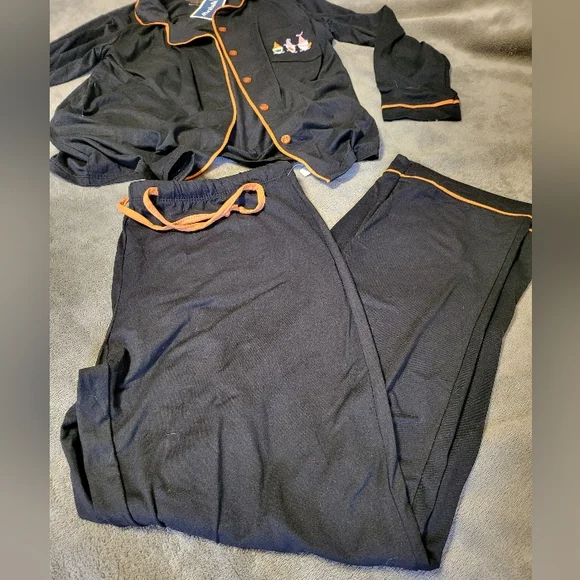 NEW! Women's Gnome Pajama Set By born Black Button Shirt & Pants M - Picture 2 of 7